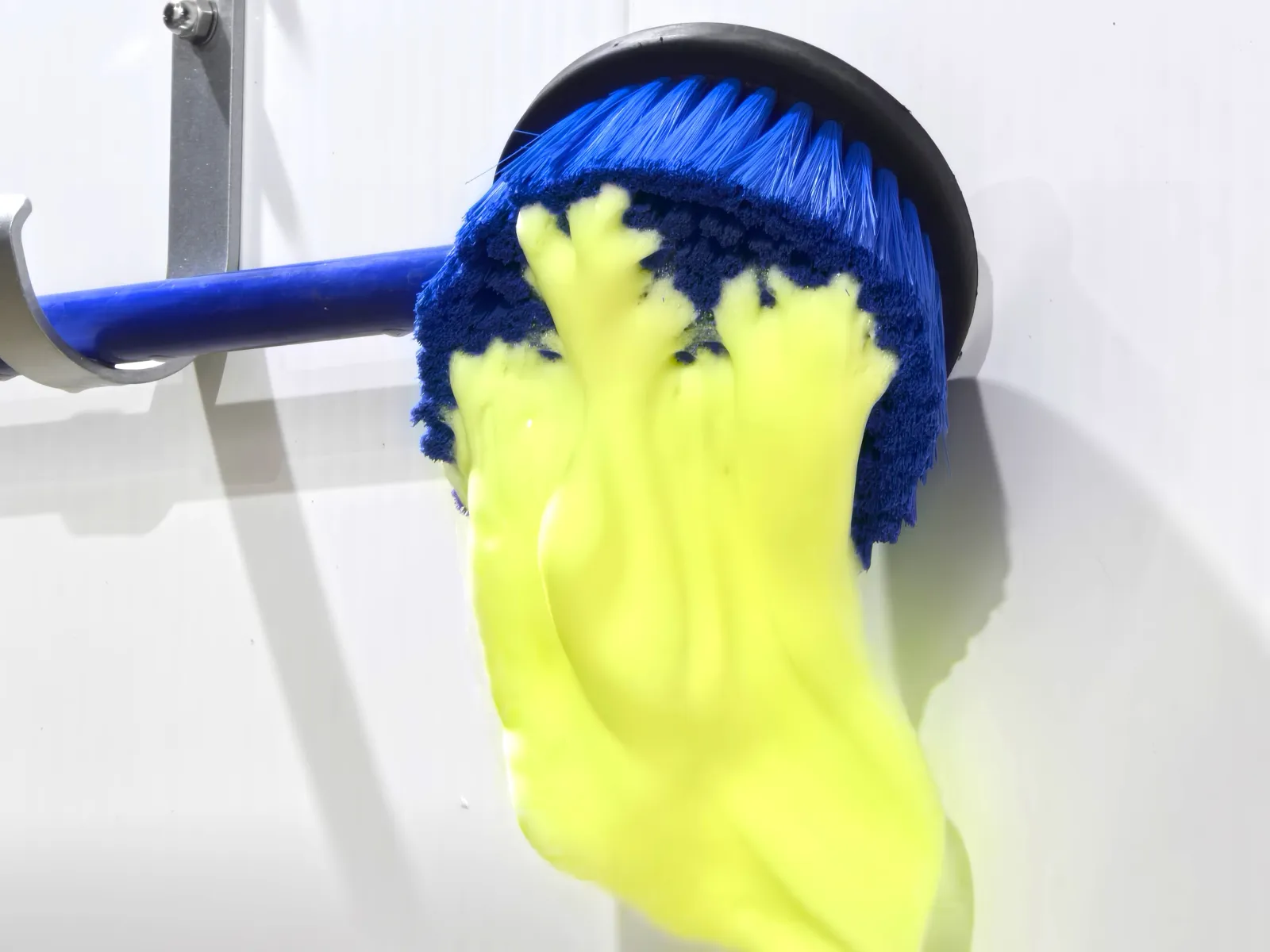 Foaming tire brush